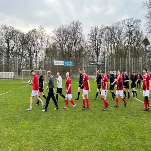 Die Mannschaften laufen das Fußballfeld