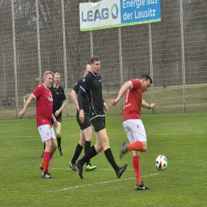 Fußballspieler rennen auf dem Feld