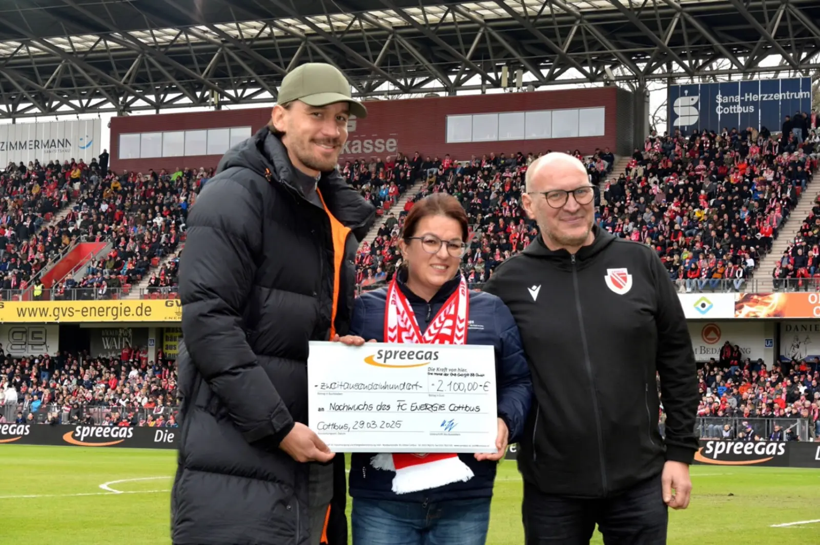 Kathrin Jung, Geschäftsführerin EMB Energie Brandenburg GmbH, Matthias Rahn, Leiter FCE NWLZ und Gunnar Winkler, FCE Vizepräsident mit Scheck