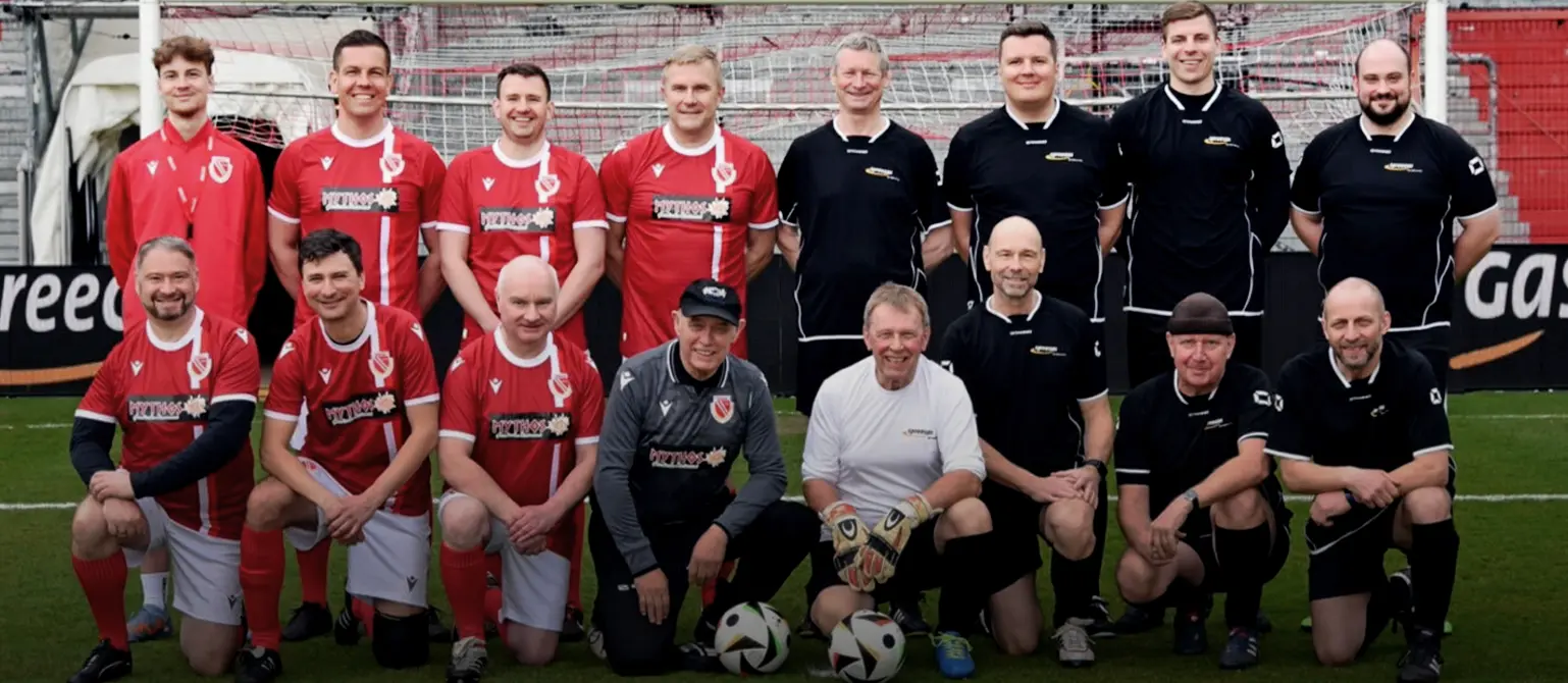 Ein gemeinsames Foto aller Spieler des Benefizspiels im Stadion des FCE