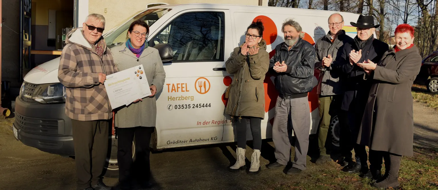 EMB-Geschäftsführerin Kathrin Jung überreichte symbolisch am 5. Dezember 2024 die 1.000-Euro-Weihnachtsspende an Tafelchef Hans-Otto Tischler.