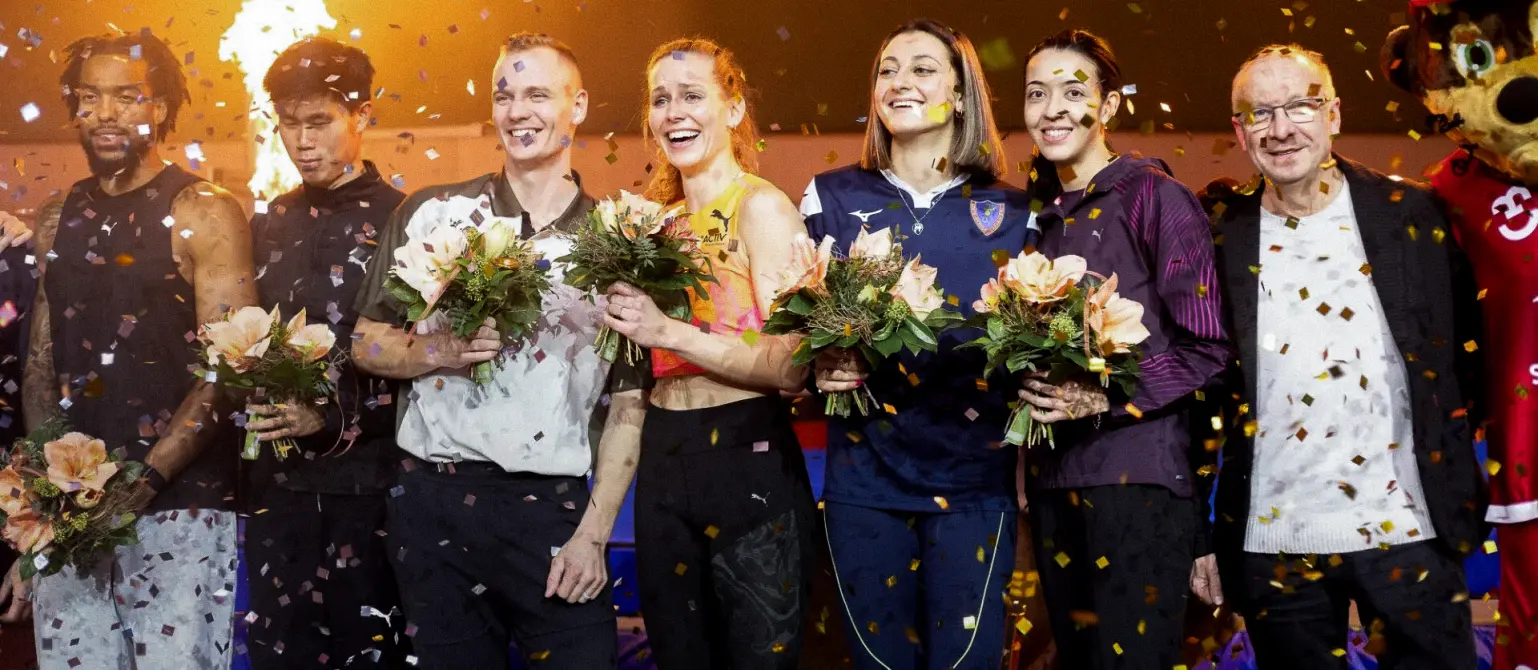 21. Springer-Meeting in Cottbus: Gewinnerinnen und Gewinner mit Blumensträußen auf der Bühne bei Konfettiregen.
