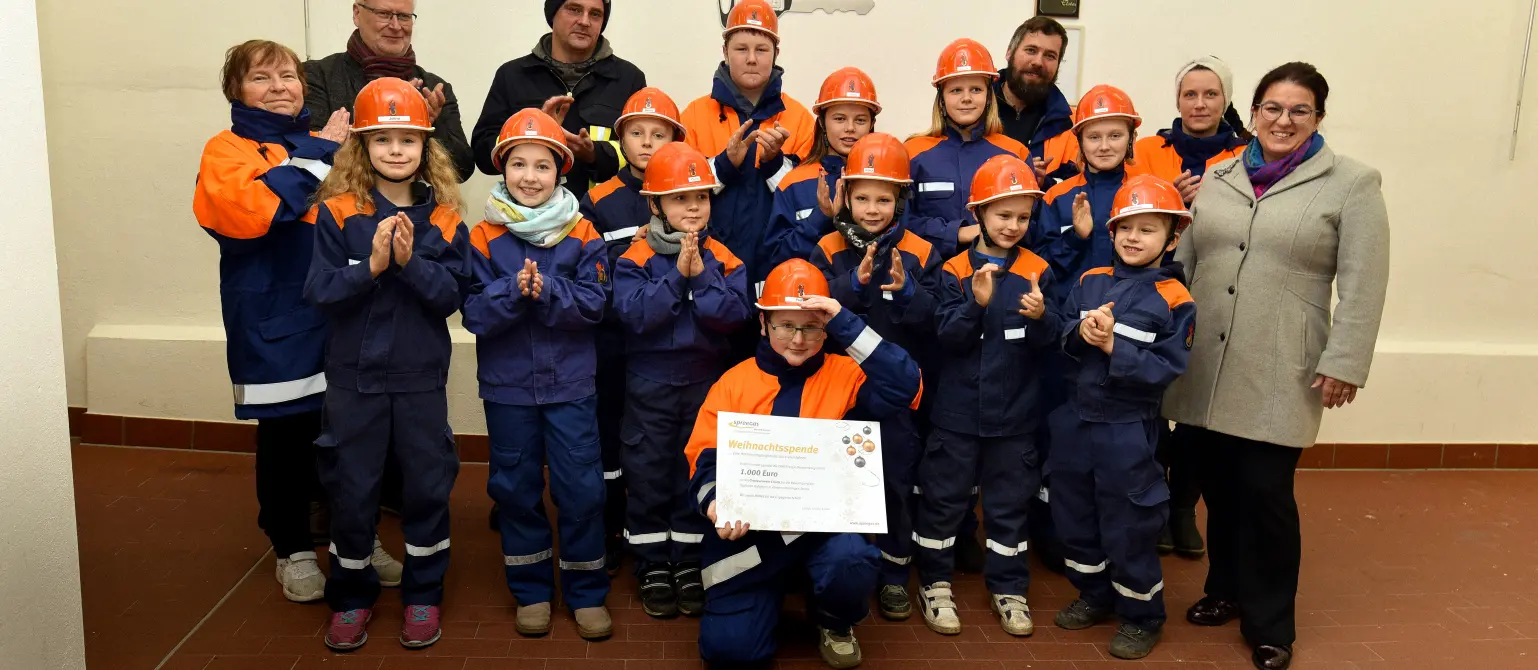 Gruppenfoto der Kinder der Crinitzer Nachwuchsfeuerwehr in ihren neuen Übergangsjacken.