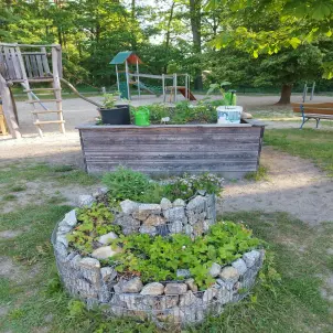 Spielplatz mit Pflanzen der Kita