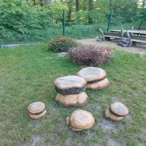 Große Holz-Pilze im Kitagarten