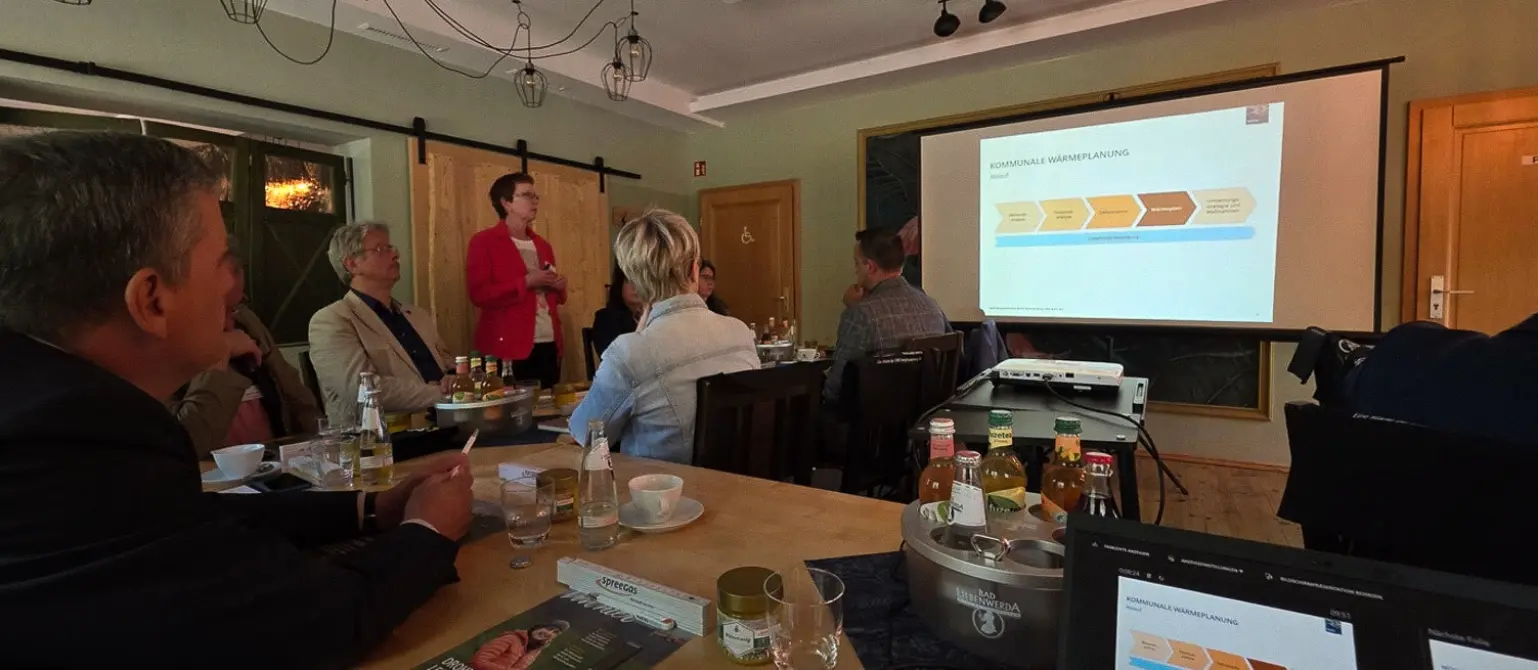 Gäste des kommunalen Stammtischs von Energie Brandenburg in Falkenberg an der Elster hören Vorträge zu Entwicklungen in der Wärmeplanung.