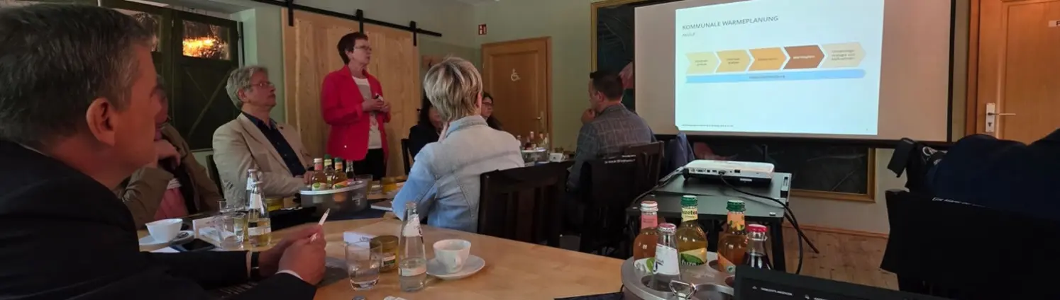 Gäste des kommunalen Stammtischs von Energie Brandenburg in Falkenberg an der Elster hören Vorträge zu Entwicklungen in der Wärmeplanung.