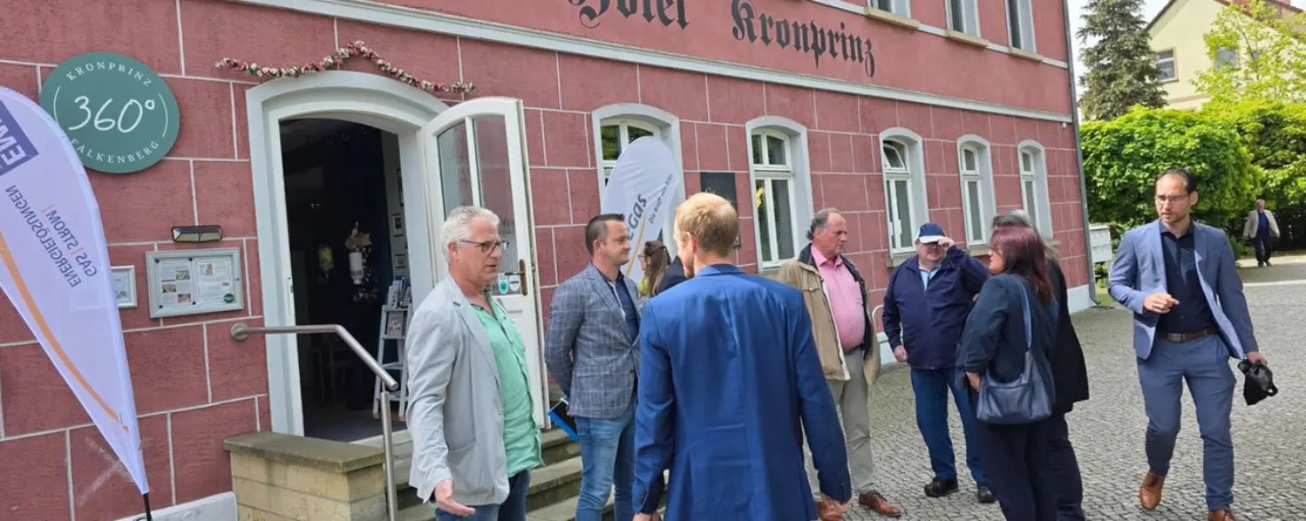 Kommunaler Stammtisch von Energie Brandenburg: Gäste stehen vor dem Hotel Kronprinz in Falkenberg an der Elster.