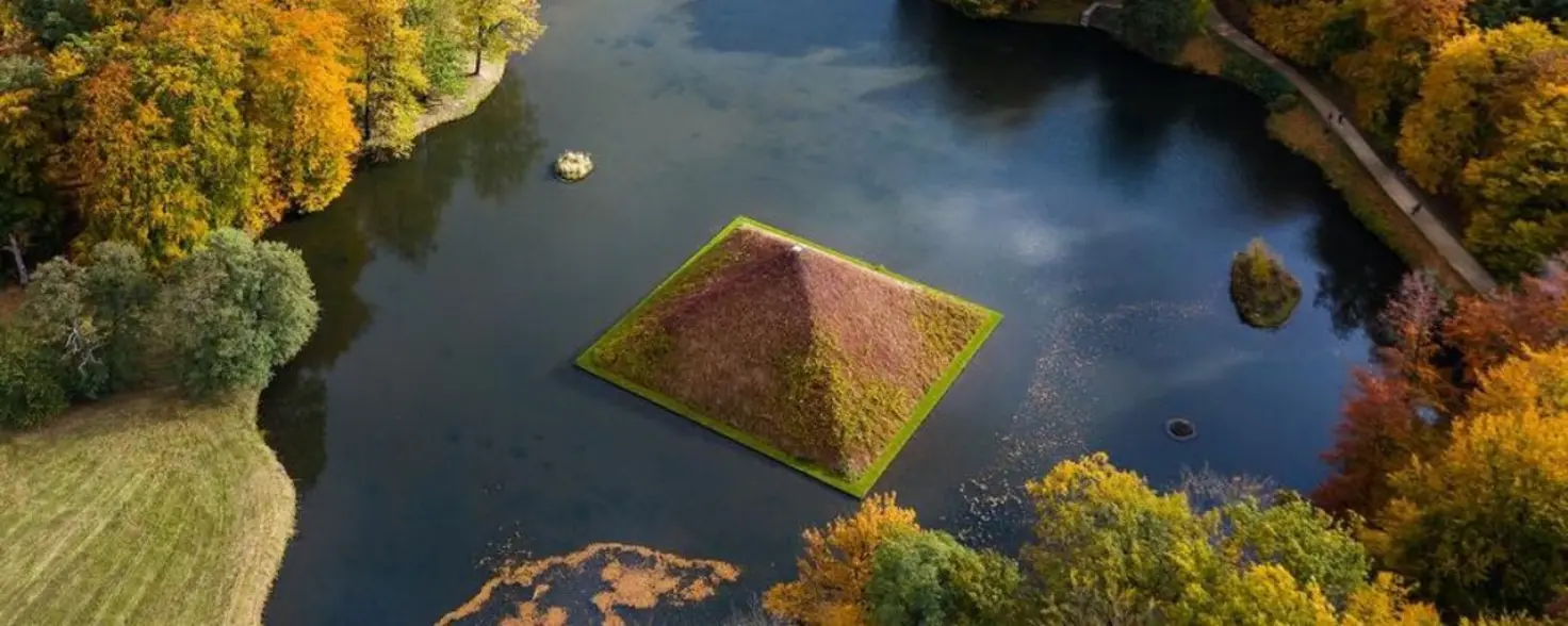 Die Seepyramide, ein Wahrzeichen des Branitzer Parks in Cottbus, aus der Luft gesehen.