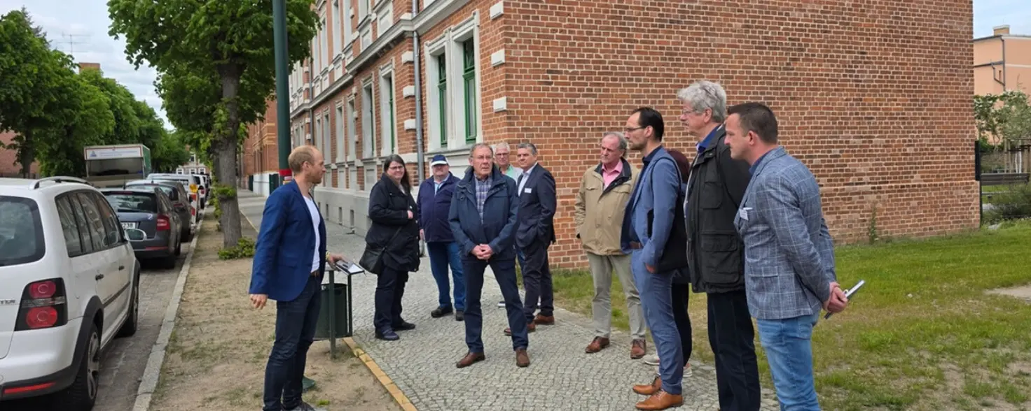 Stadtrundgang durch Falkenberg: Bürgermeister Stephan Bawey gibt Gruppe Einblicke in die städtebauliche Entwicklung.