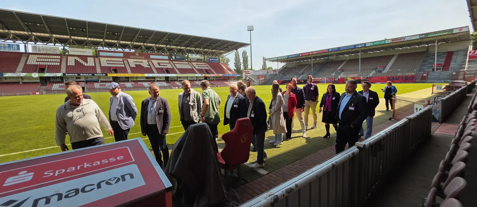Teilnehmende des kommunalen Stammtischs besuchen das Stadion des FC Energie Cottbus.