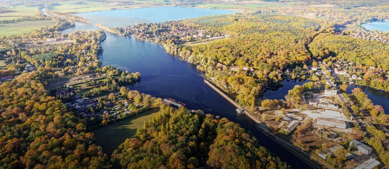 Eine brandenburger Flusslandschaft aus der Vogelperspektive