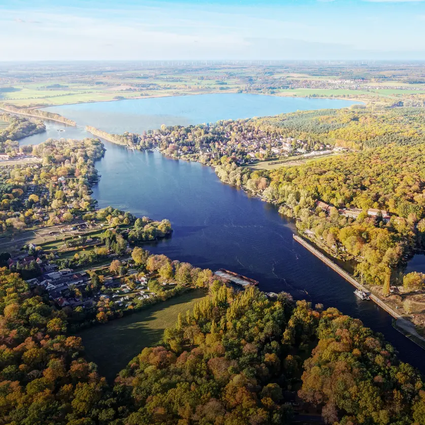 Eine brandenburger Flusslandschaft aus der Vogelperspektive