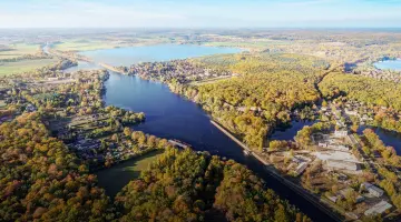 Eine brandenburger Flusslandschaft aus der Vogelperspektive