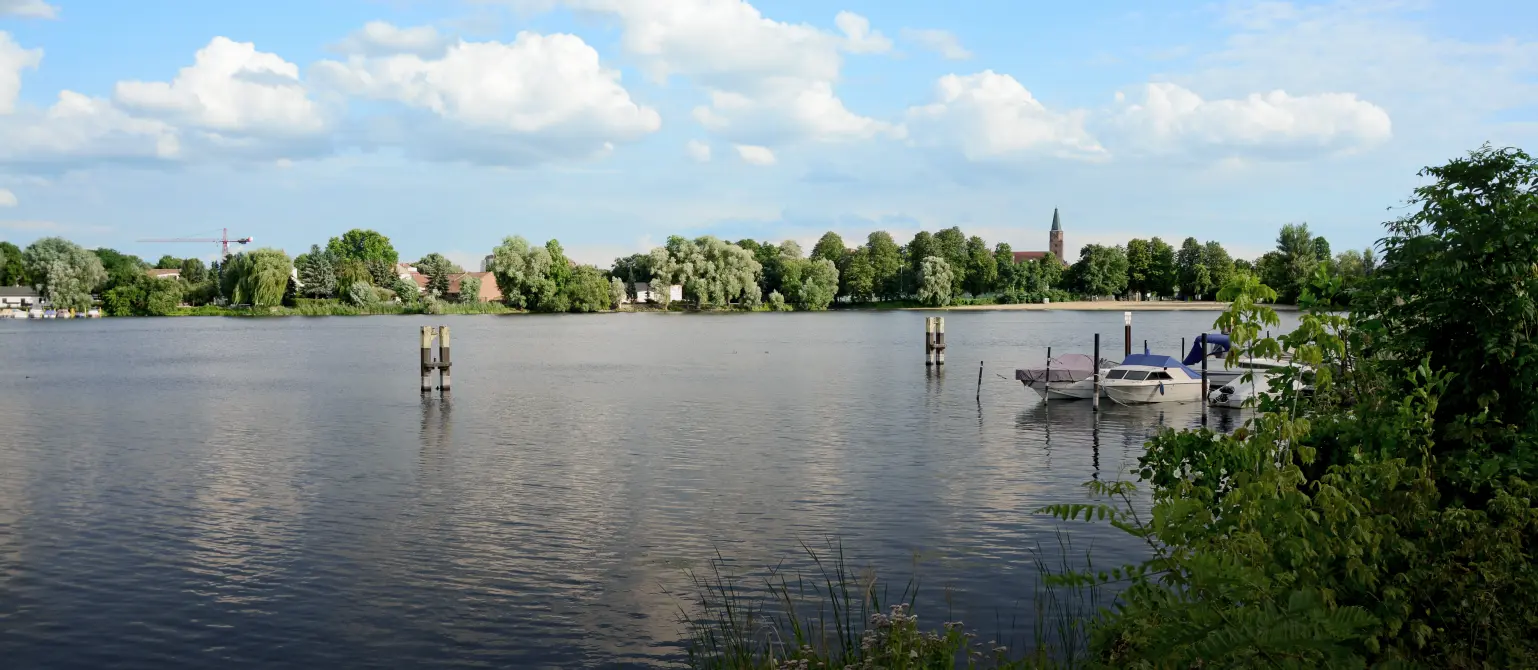 Ein Brandenburger See umgeben von Wald