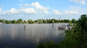 Ein Brandenburger See umgeben von Wald