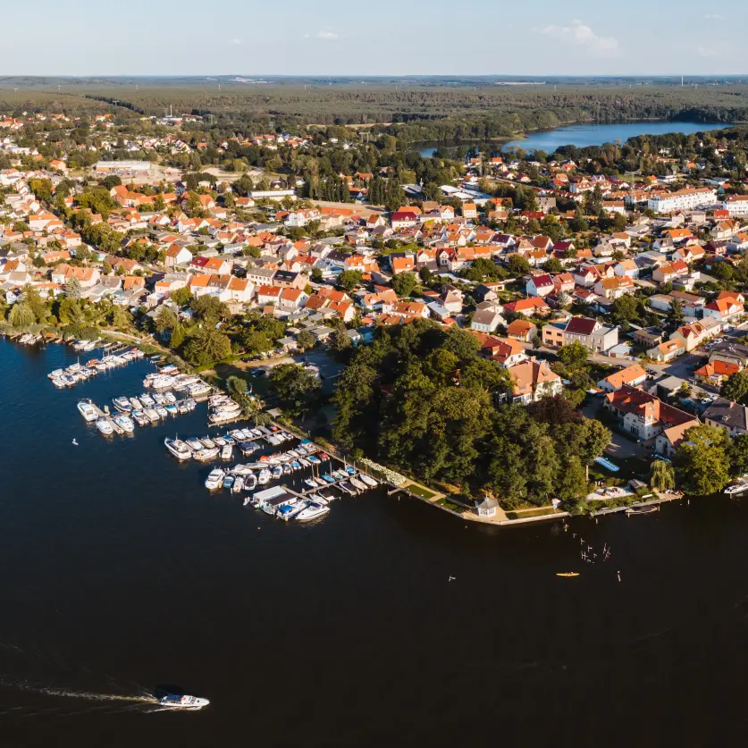 Luftaufnahme: Stadt Brandenburg an der Havel mit Hafen. Im Hintergrund Wälder.