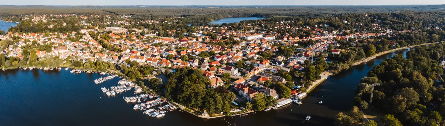 Luftaufnahme: Stadt Brandenburg an der Havel mit Hafen. Im Hintergrund Wälder.
