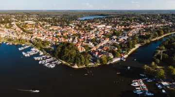 Luftaufnahme: Stadt Brandenburg an der Havel mit Hafen. Im Hintergrund Wälder.