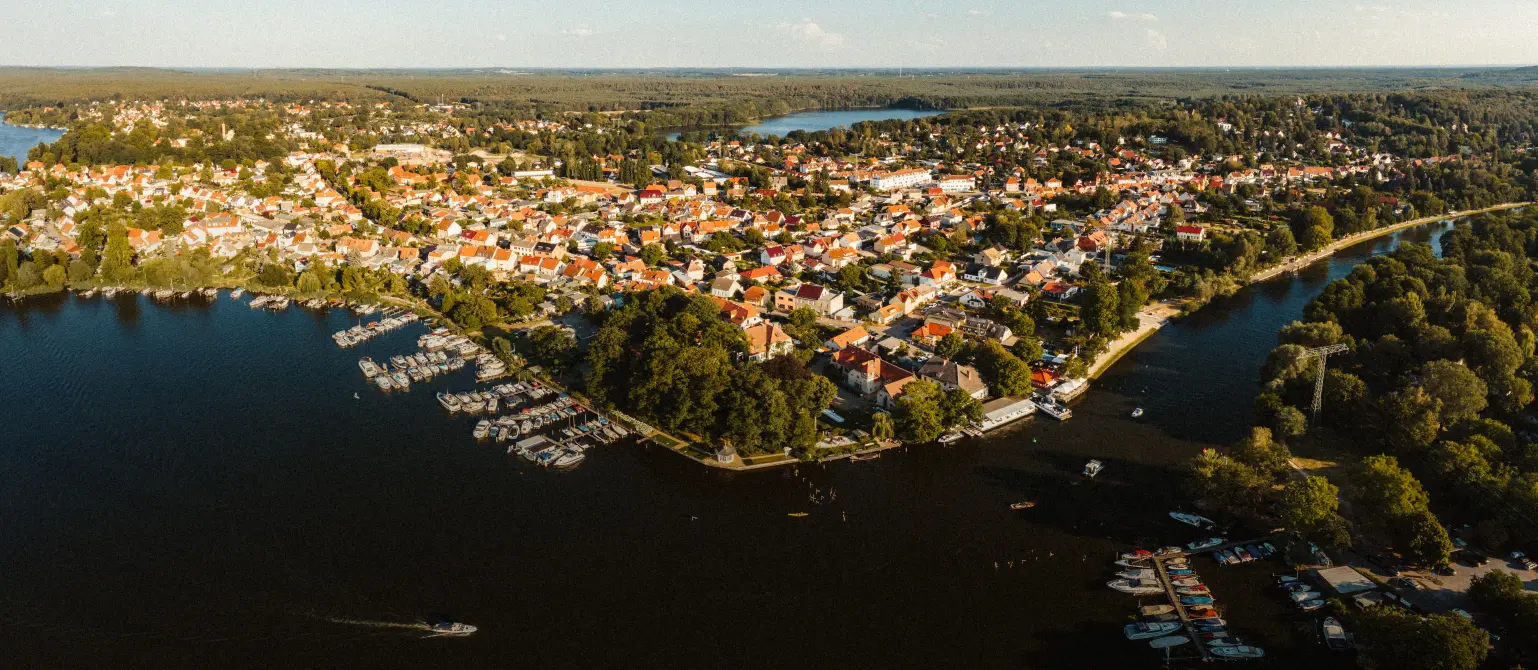 Luftaufnahme: Stadt Brandenburg an der Havel mit Hafen. Im Hintergrund Wälder.