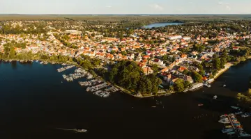 Luftaufnahme: Stadt Brandenburg an der Havel mit Hafen. Im Hintergrund Wälder.