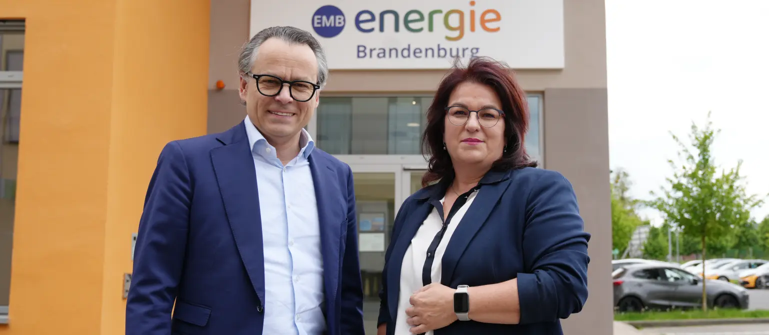 Geschäftsführung Energie Brandenburg: Leif Cropp und Kathrin Jung stehen vor dem Eingang des Energiehauses in Michendorf.