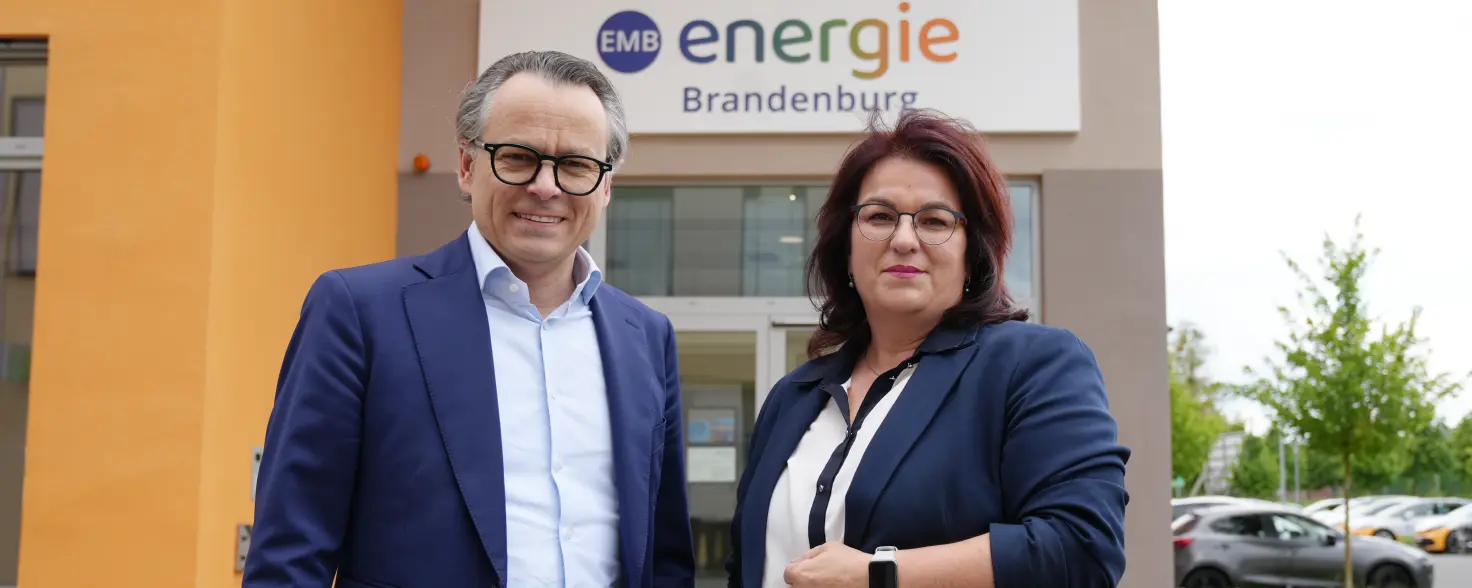 Geschäftsführung Energie Brandenburg: Leif Cropp und Kathrin Jung stehen vor dem Eingang des Energiehauses in Michendorf.