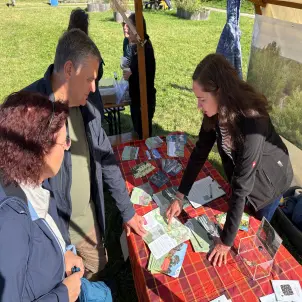 Annika Niebrügge von der Wildnisstiftung berät Energie Brandenburg Geschäftsführer Dr. Jens Horn und seine Frau bei der Planung ihrer Wandertour.