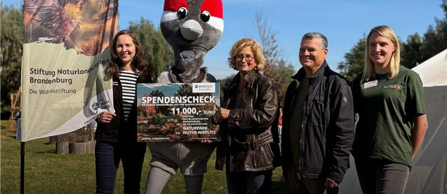 Gruppenfoto mit Spendenscheck: Annika Niebrügge, Dr. Heike Großklaus, Dr. Jens Horn, Nicola Deipenbrock