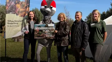 Gruppenfoto mit Spendenscheck: Annika Niebrügge, Dr. Heike Großklaus, Dr. Jens Horn, Nicola Deipenbrock