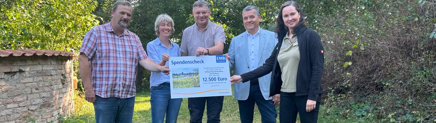 Energie Brandenburg übergibt Spendenscheck über 12.500 Euro für Projekte im Naturpark Uckermärkische Seen.
