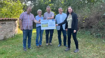 Energie Brandenburg übergibt Spendenscheck über 12.500 Euro für Projekte im Naturpark Uckermärkische Seen.