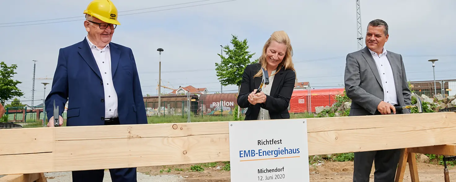 Bürgermeisterin von Michendorf und zwei Geschäftsführer beim Richtfest für das Energiehaus der Energie Brandenburg im Juni 2020.