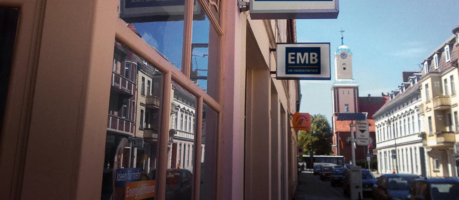 Fassade und Firmenschild: Kundenbüro der Energie Brandenburg in einer Einkaufsstraße in einer Kleinstadt in Brandenburg.