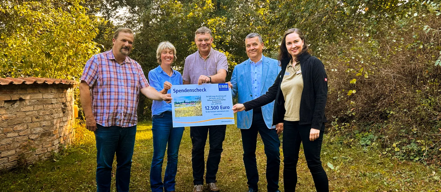 Energie Brandenburg übergibt Spendenscheck über 12.500 Euro für Projekte im Naturpark Uckermärkische Seen.