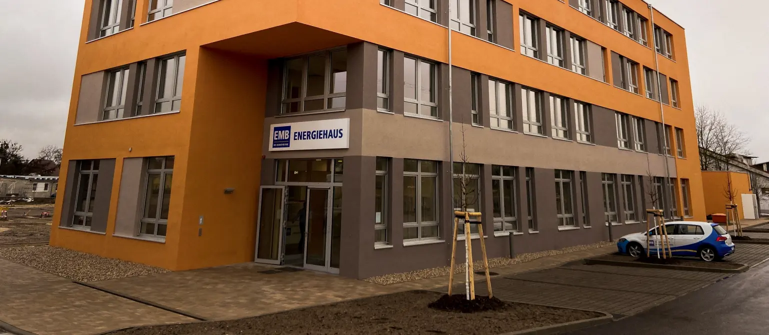 Das Hauptquartier der EMB, ein oranges Gebäude in Michendorf