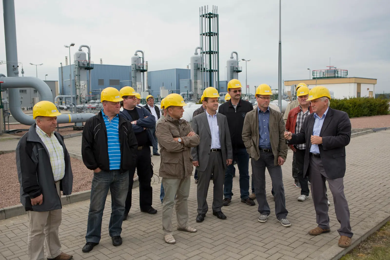 Installateure mit gelbem Helm 